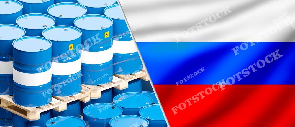 Изображение разделено на две части: слева изображены голубые бочки на поддонах, каждая с желтым значком опасности, а справа флаг России с горизонтальными полосами белого, синего и красного цветов.
